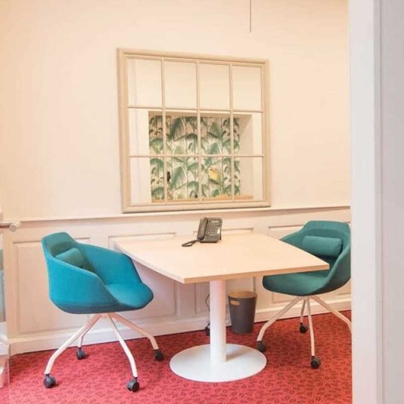 Table carrée pied tulipe TACK MDD