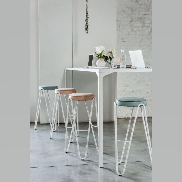 Tables hautes carré en métal Armando de Midj pour cafétéria, restauration, coworking space