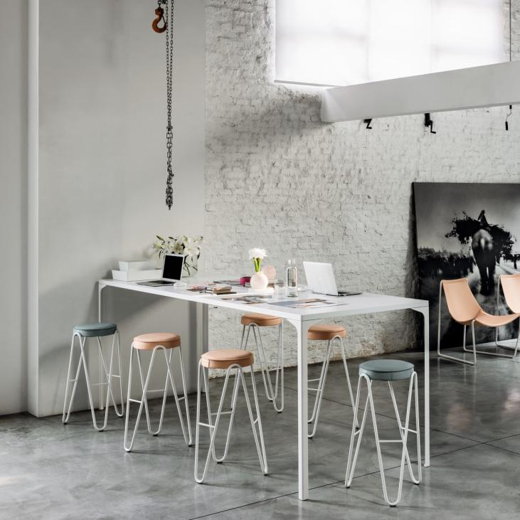 Tables hautes rectangulaires en métal Armando de Midj pour cafétéria, restauration, coworking space