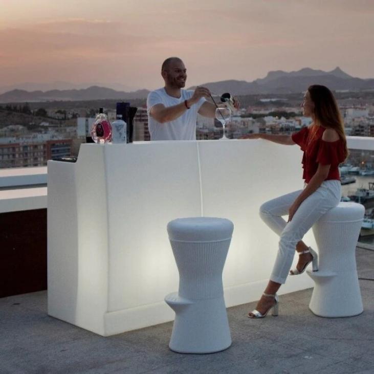 Bar design indoor outdoor FIESTA avec éclairage LED de Vondom pour roof top, piscine, jardin, événementiels