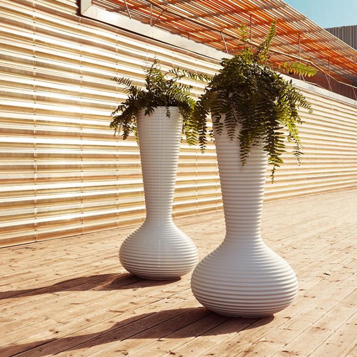 Pots extérieurs de grandes tailles 88 cm x H 187 cm Bloom - design by Eugeni Quitllet pour Vondom
