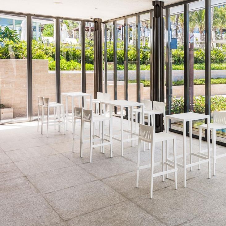 Tables en plastique recyclable SPRITZ Archirivolto Design pour piscine et terrasse de Vondom