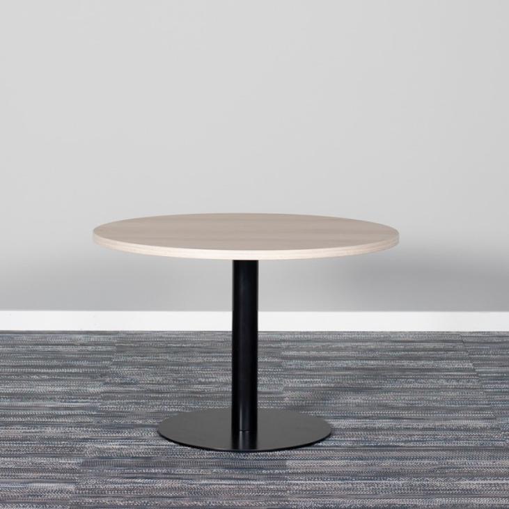 Table pied métal pour flex office, open space et coworking space SIT AROUND de Götessons