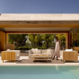 Salon d'extérieur au bord de piscine avec mobilier outdoor design VINEYARD